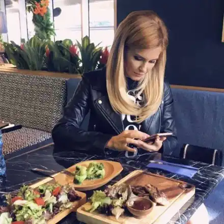 Анелия броила хилядарки за прахосмукачка