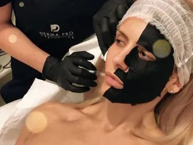 Анелия опъна бръчките с вампирски лифтинг