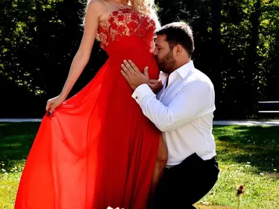 Батинков целува коремчето на Тоца