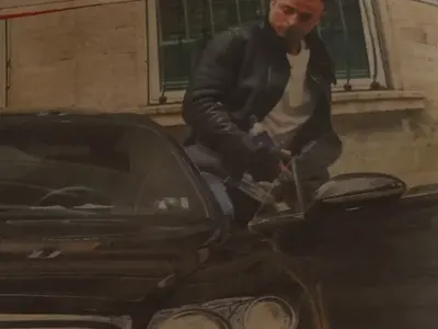 Бербатов паркира Бентлито си като цар, възмущава с лоши обноски (Папарашки снимки)