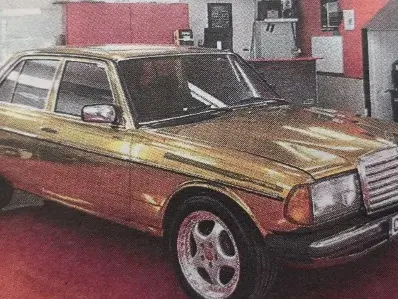 Бизнесмен позлати мерцедеса си