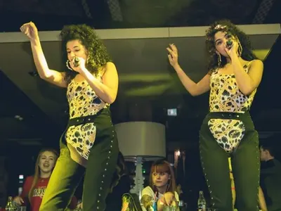 Близначките Алекс и Влади пеят по дупета (Виж как изглеждат костюмчетата им отзад)