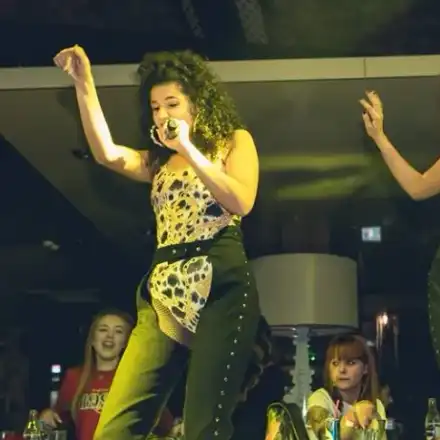 Близначките Алекс и Влади пеят по дупета (Виж как изглеждат костюмчетата им отзад)