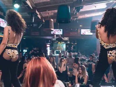 Близначките Алекс и Влади пеят по дупета (Виж как изглеждат костюмчетата им отзад)