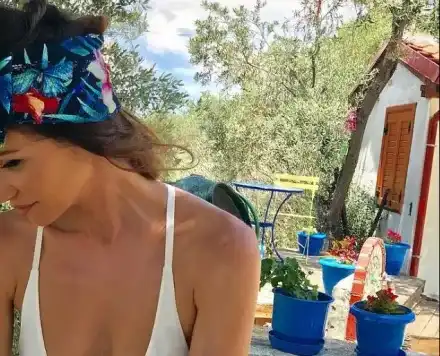 Диляна Попова се скри на село, Блатечки я навестява често