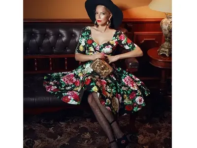 Емилия облече пет бона