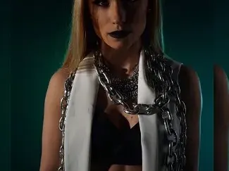 Ето я новата на Тото от „Скандау“! Танцьорка пере и чисти на звездата