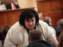 Фидосова смени тогата с точилка, върти пици в Монтана