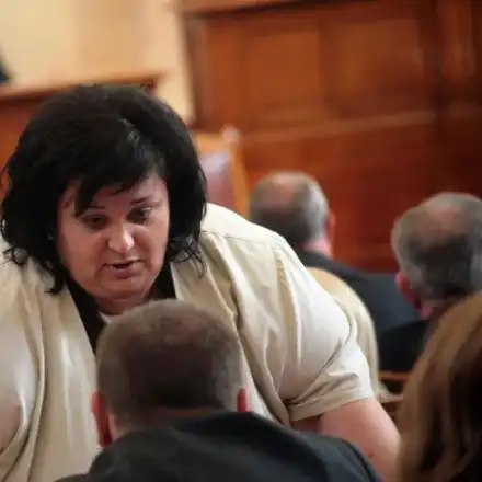 Фидосова смени тогата с точилка, върти пици в Монтана