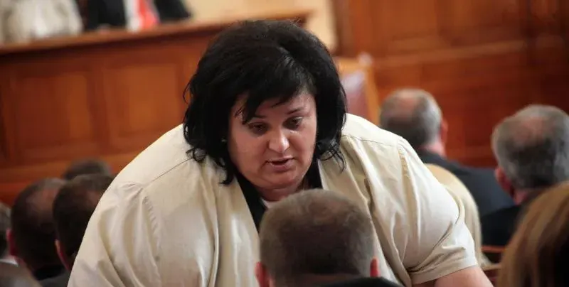 Фидосова смени тогата с точилка, върти пици в Монтана