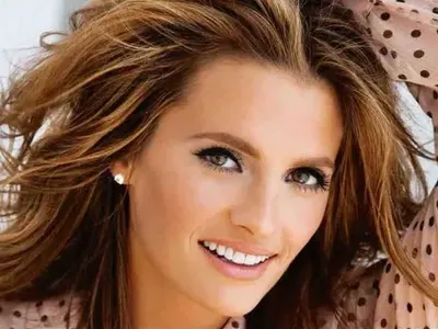 Гадже на Бонд тропа хоро у нас! Звездата от „Касъл“ и „Спектър на утехата“ снима топсериал