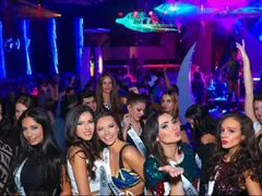Гьобеци и алкохол за новата мис България
