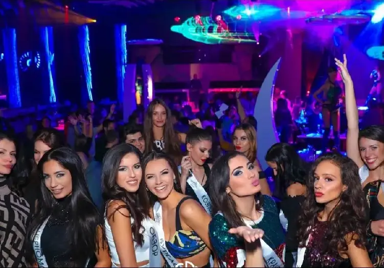 Гьобеци и алкохол за новата мис България