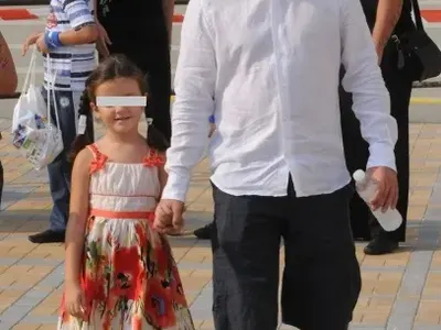 Иван на Андрей  взима щерка си от училище,  Вихра му позволява да вижда дъщеря им