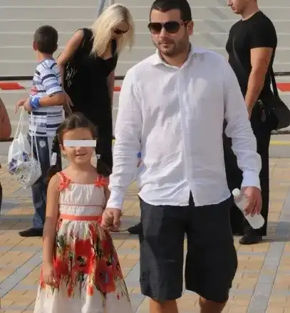 Иван на Андрей  взима щерка си от училище,  Вихра му позволява да вижда дъщеря им