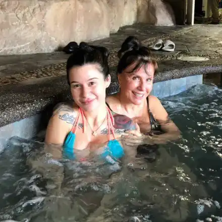 Кичка и Кристи показаха пищни бомби в басейна