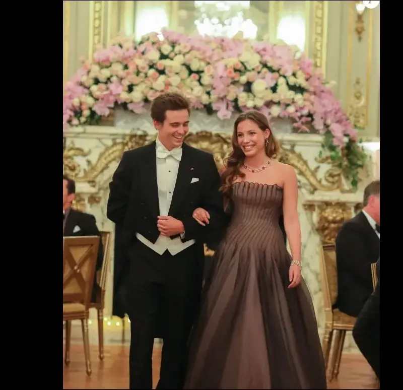 Княз Мирко Панагюрски кавалер на графиня на бала на дебютантките в Париж