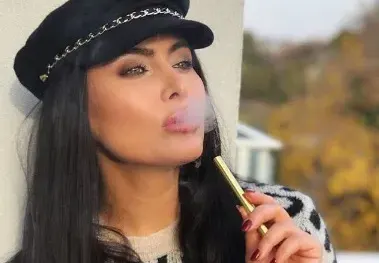 Лили Клюкарката пуши витамини