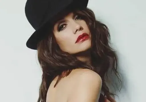 На Кали й писна самотата, събира оферти с мръснишки снимки(ФОТО)