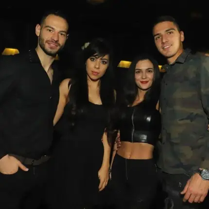 Националите хукнаха на чалга! Щерката на Гущеров куфее на гьобеци