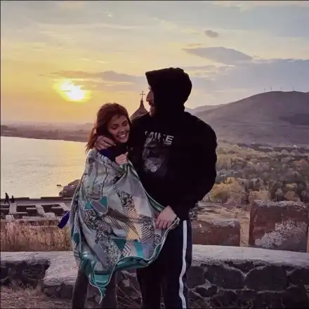 Новият на Есмер гледа детето на Благой