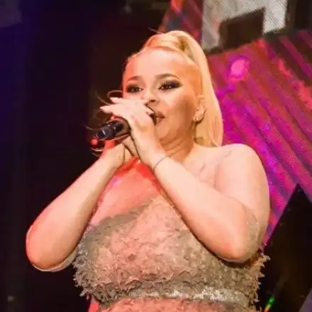 Ново 20! Деси Слава прие будизма