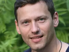 Орлин Павлов крие гаджето си в Дубай