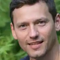 Орлин Павлов крие гаджето си в Дубай