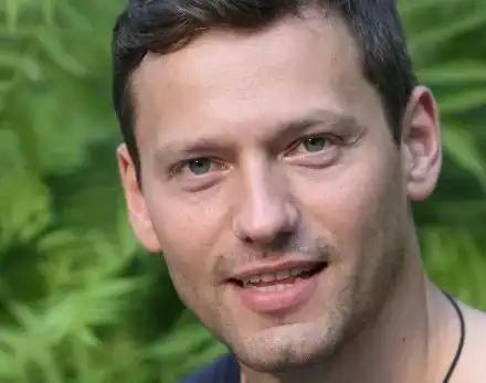 Орлин Павлов крие гаджето си в Дубай