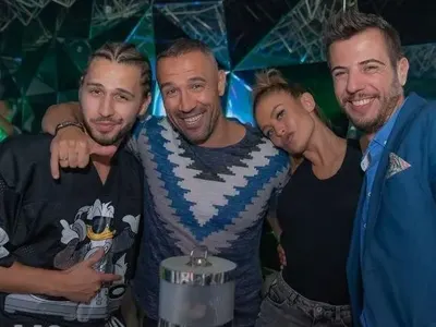 Папи Ханс бръмчи с гаджето на Петя Дикова, задява Ева Веселинова (Снимки)