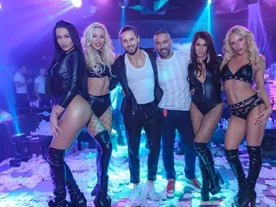 Папи Ханс купонясва с Яна и Петко, мачка дупета в Клуб 33 (Снимки)