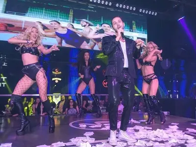 Папи Ханс купонясва с Яна и Петко, мачка дупета в Клуб 33 (Снимки)