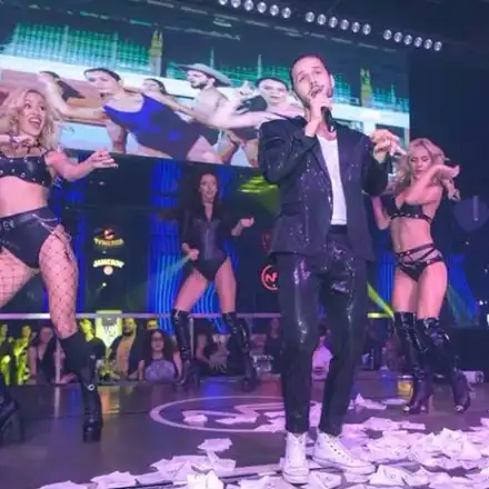 Папи Ханс купонясва с Яна и Петко, мачка дупета в Клуб 33 (Снимки)