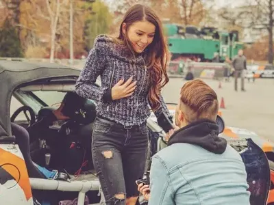 Приятелките на д-р Тасев му честитиха годежа