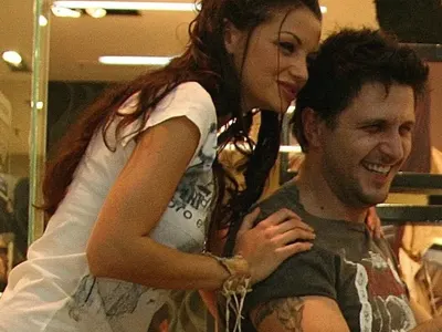 Пролет в отношенията: Блатечки и Диляна се натискат пред колеги на закрито парти