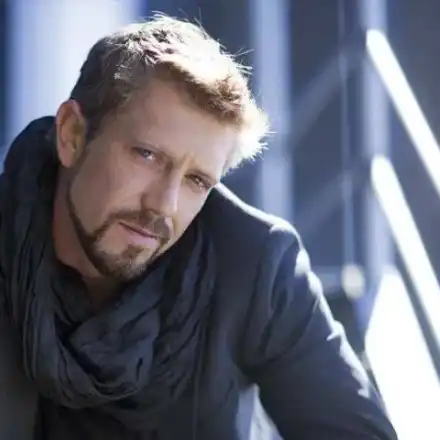 Разгонена 23-годишна блондинка натиска Калин Врачански по заведенията