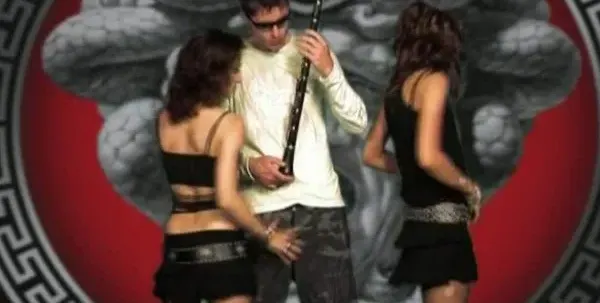 „Религиозният“ ЯЯ мачка разсъблечени мацки в чалга клип, подобен на филм за възрастни (Шокиращо видео)