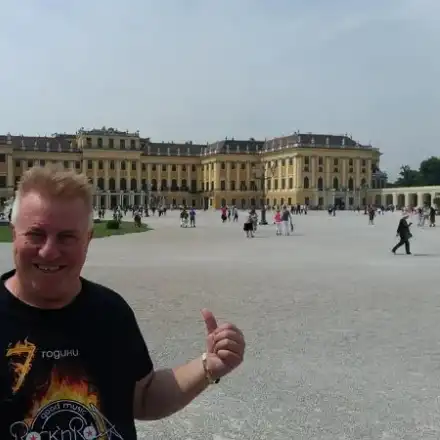 Сайт за обувки излъга Данчо Стълбицата