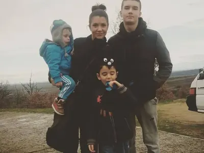 Синът на Кали я храни