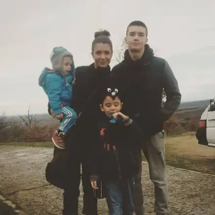 Синът на Кали я храни