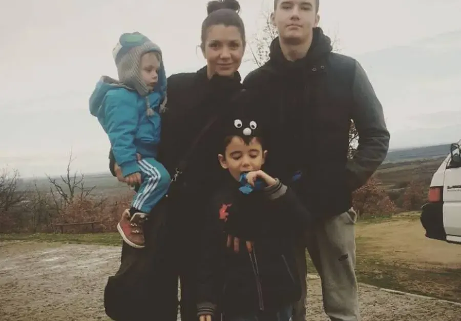 Синът на Кали я храни