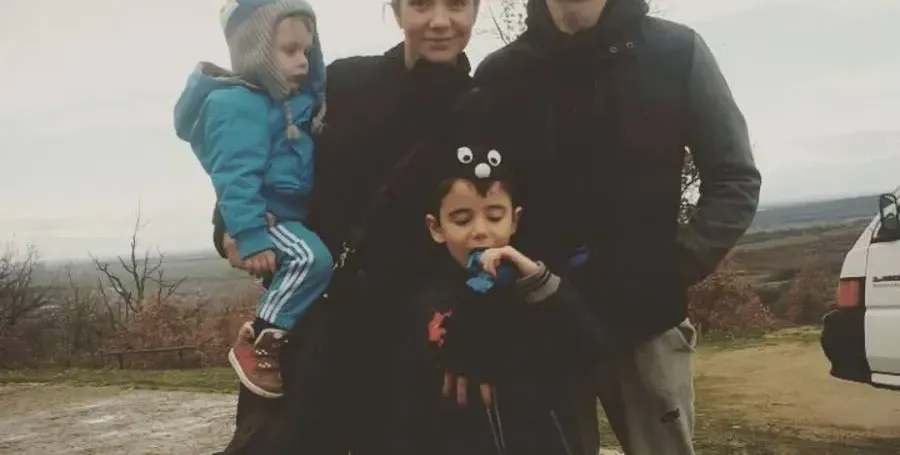 Синът на Кали я храни