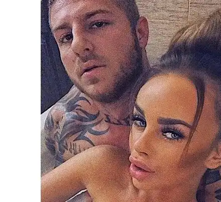 Сузанита удари тоталното дъно! Показа зърно в нета + Мята кючеци с цигара в ръка с майка си