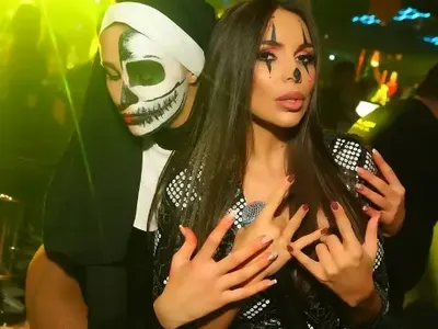 Танцьорки мачкат гърдите на Алисия