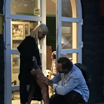 Ваня и DJ Дамян по-влюбени от всякога! Вижте как се опипват като тийнейджъри (Папарашки снимки)