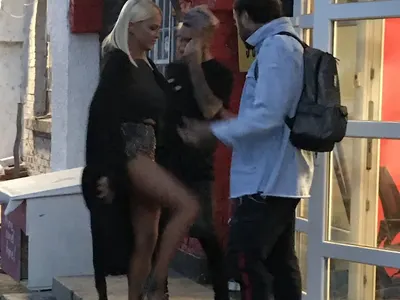 Ваня и DJ Дамян по-влюбени от всякога! Вижте как се опипват като тийнейджъри (Папарашки снимки)