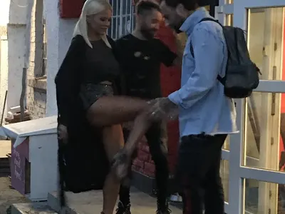 Ваня и DJ Дамян по-влюбени от всякога! Вижте как се опипват като тийнейджъри (Папарашки снимки)