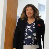 Вицепрезидентът Илияна Йотова се реди по опашки с чанта за 8 бона