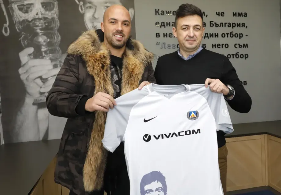 Ники М. с палто за 10 бона