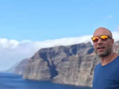 Захари Бахаров пръска хонорари на Канарите